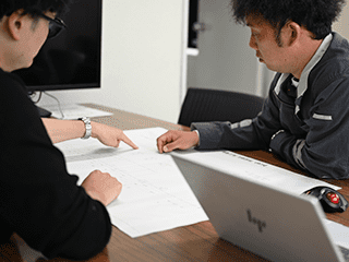 図面を確認する作業員