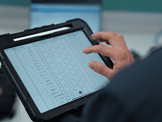 タブレットで帳票を操作する手元