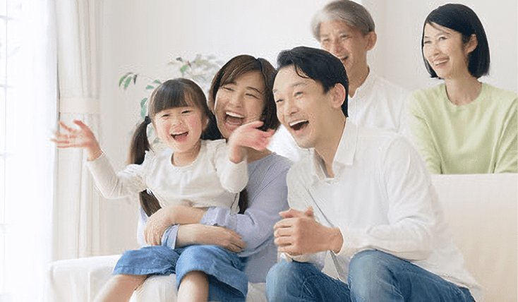 笑顔でくつろぐ家族